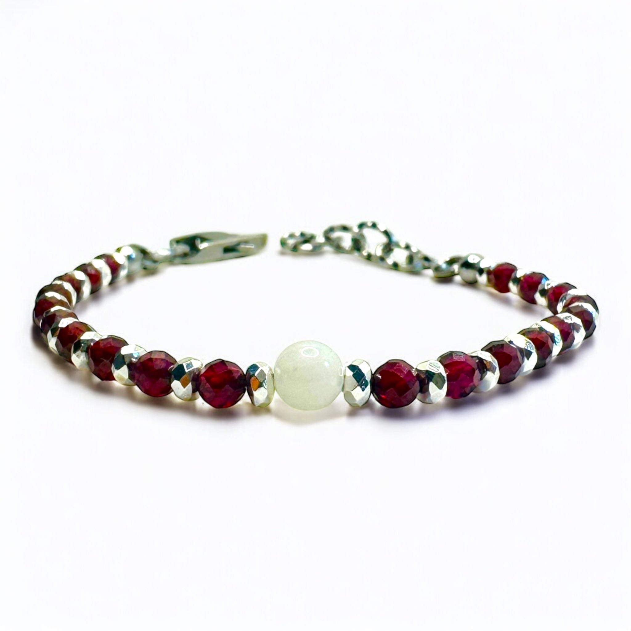 Dettaglio delle perle in granato naturale del bracciale SharifaCrystals®
