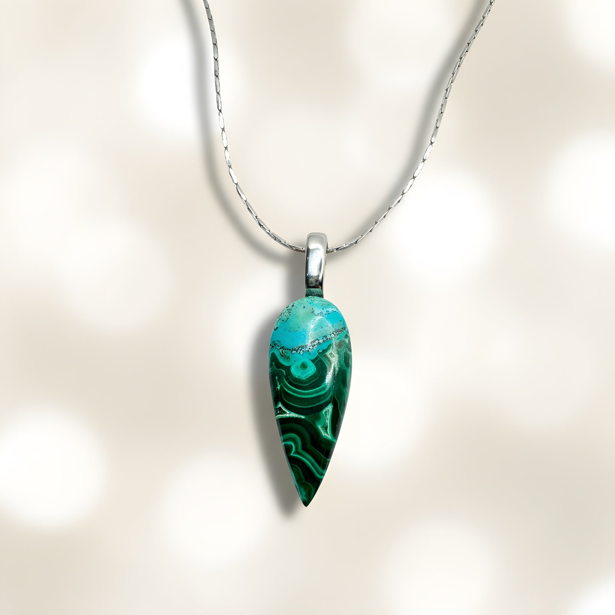 Dettaglio ciondolo a goccia in Crisocolla Malachite 28x10 mm  visto da vicino con venature naturali verdi e blu