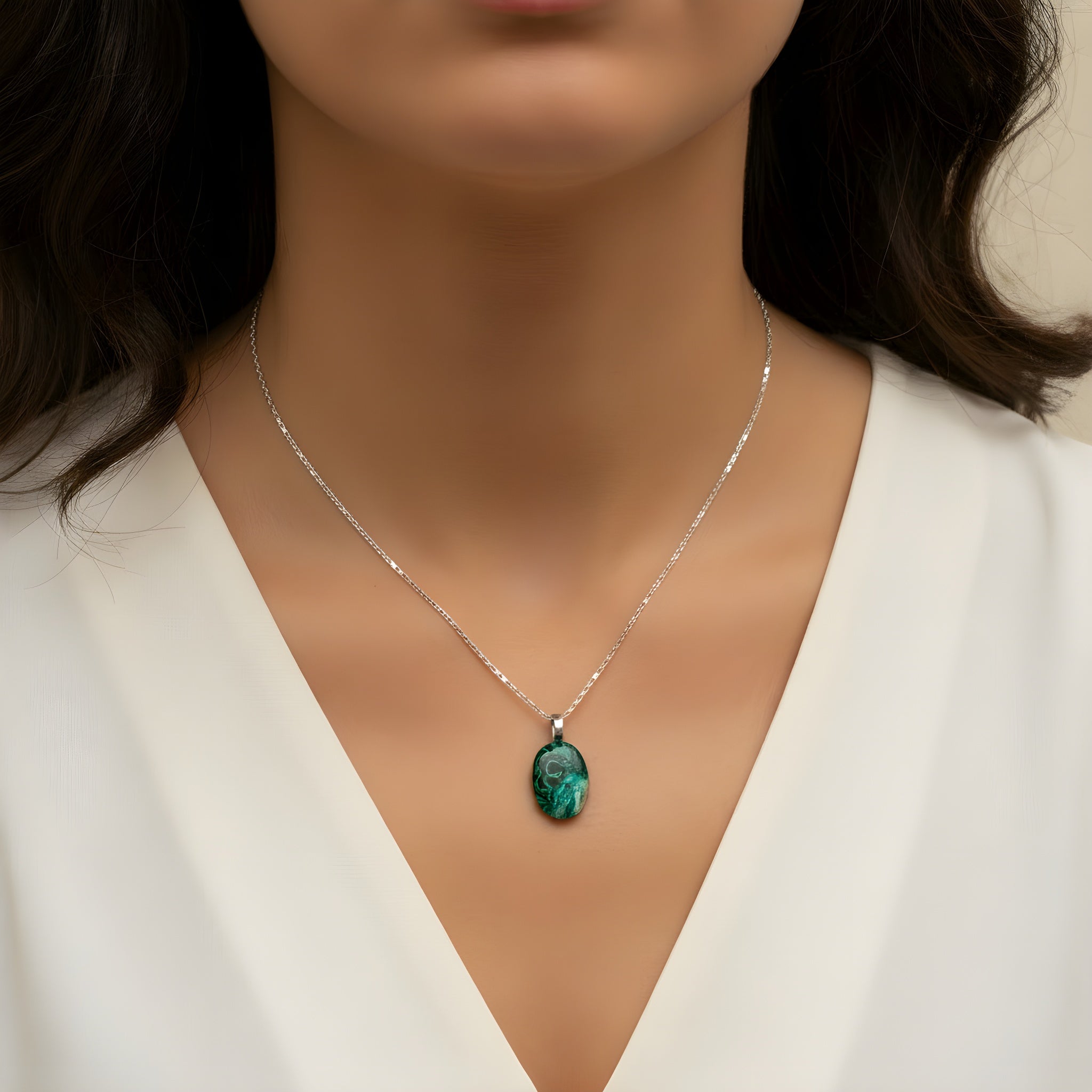 Dettaglio ciondolo Crisocolla Malachite 24x17 mm su catena acciaio inox