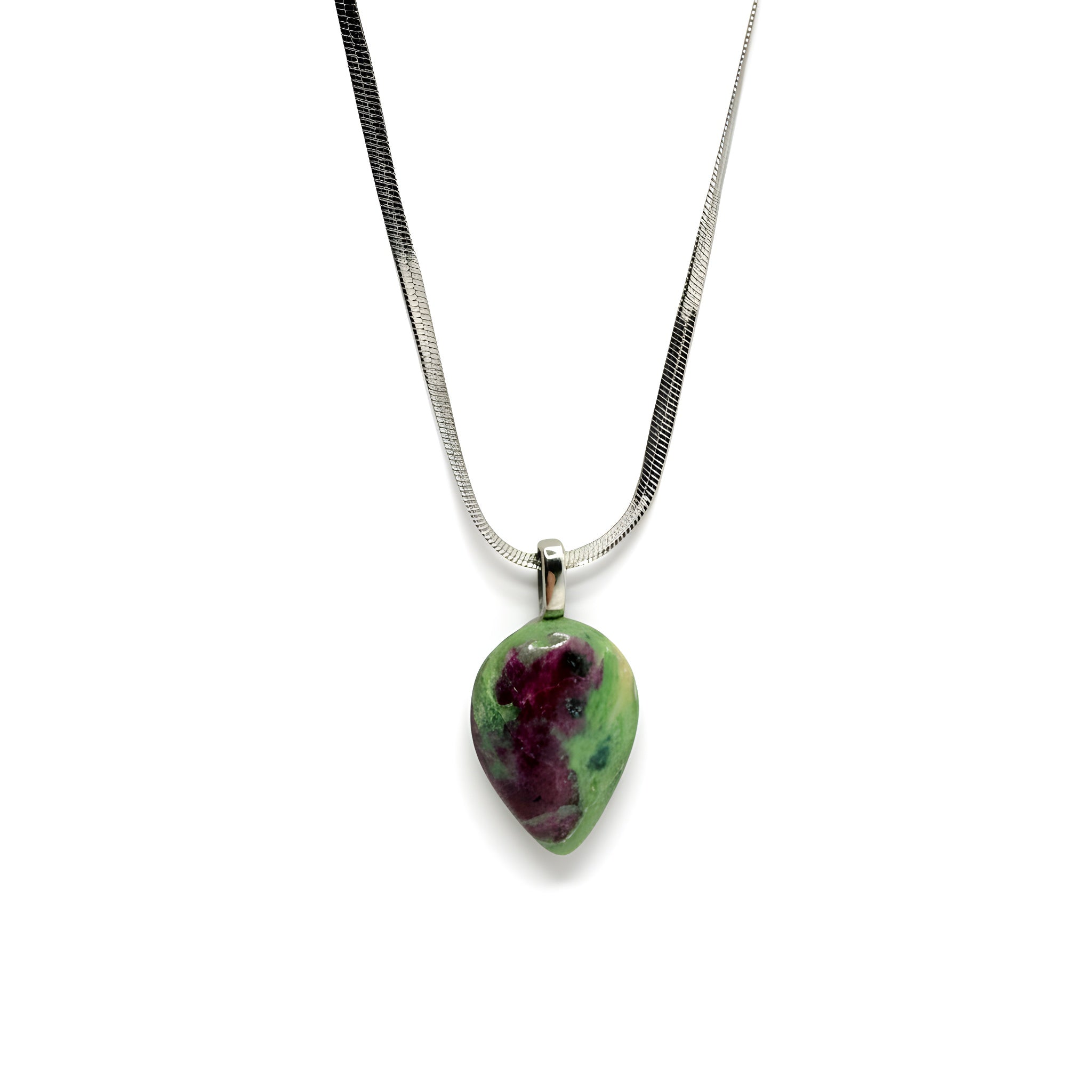 Dettaglio ciondolo Ruby Zoisite 32×22 mm in pietra naturale
