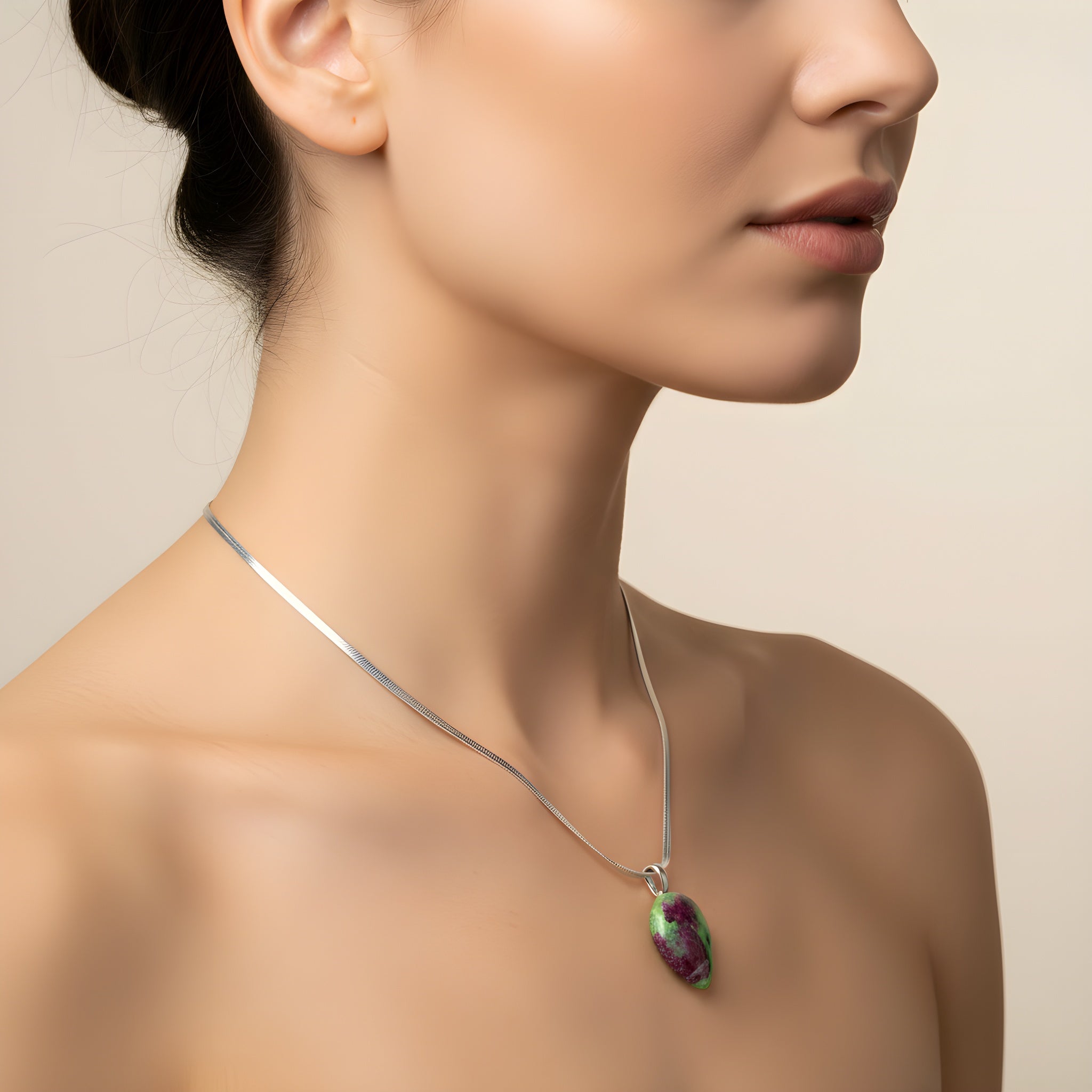 Ciondolo Ruby Zoisite 32×22 mm verde rossa indossata laterale