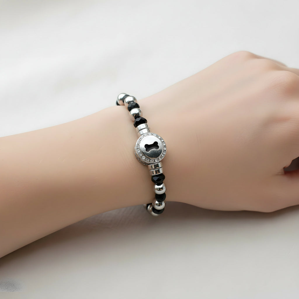 dettaglio perle onice nero bracciale charm nero regolabile